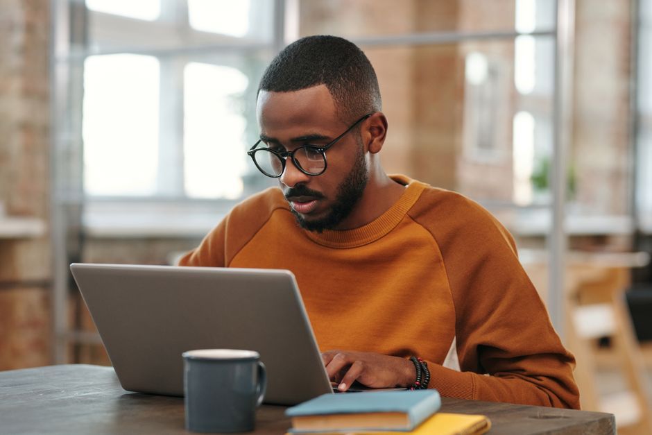 Statut étudiant-entrepreneur 2025 : lancer son freelance en 30 jours sans attendre